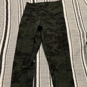 WU crop green camo lululemon